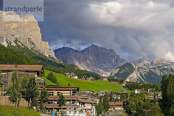 St. Kassian  hinten Lavarella  Gadertal  Ladinien  Dolomiten  Südtirol  Italien  Europa