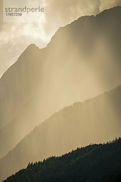Regenwolken an einer Bergflanke  von hinten scheint die Sonne in die Wolken  Karwendel-Gebirge  Tirol  Österreich  Europa