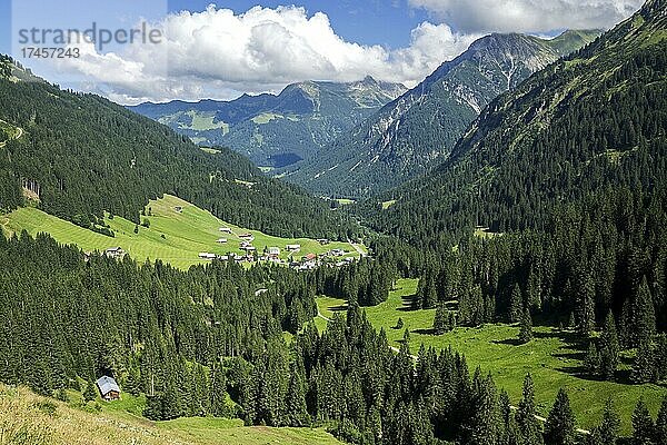 Ausblick ins hintere Kleinwalsertal  Baad  Allgäuer Alpen  Vorarlberg  Österreich  Europa