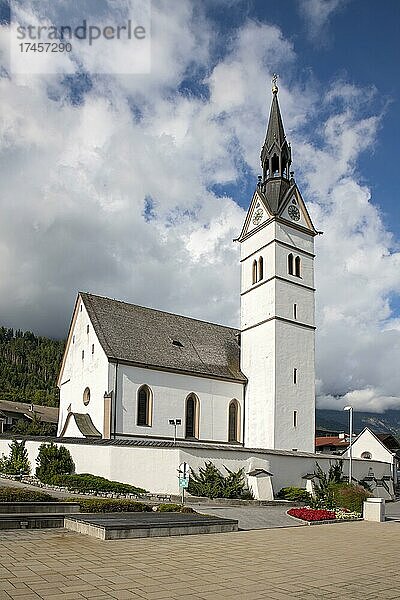 Pfarrkirche Heilige Petrus und Paulus  Vomp  Tirol  Österreich  Europa