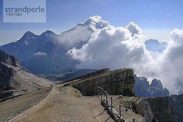 Wolken am Gipfel des Lagazuoi  Passo Falzarego  Falzares  Belluno  Dolomiten  Veneto  Italien  Europa