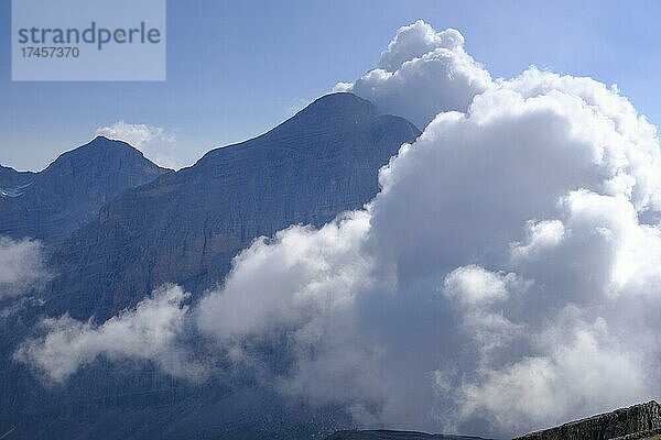 Am Gipfel des Lagazuoi  Wolken am Tofane  Passo Falzarego  Falzares  Belluno  Dolomiten  Veneto  Italien  Europa