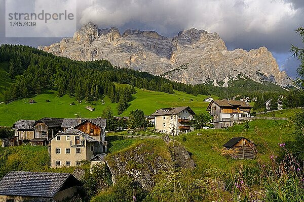 St. Kassian  hinten Lavarella  Gadertal  Ladinien  Dolomiten  Südtirol  Italien  Europa