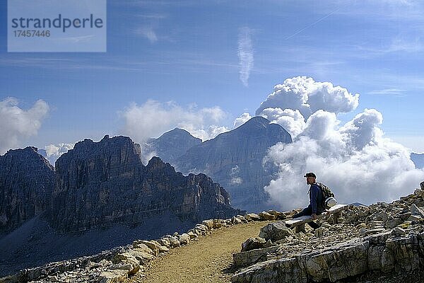 Wanderer  am Gipfel des Lagazuoi  hinen Piz Scotoni und Tofane  Passo Falzarego  Falzares  Belluno  Dolomiten  Veneto  Italien  Europa