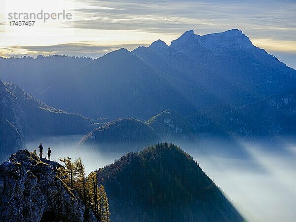 Bergsteiger auf einem Gipfel  hinten der Schafberg  Großer Schoberstein  Salzkammergut  Oberösterreich  Österreich  Europa