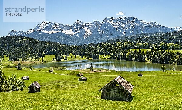 Heustadl auf Wiese am Geroldsee  Blick auf Karwendelgebirge im Frühling  Gerold  Bayern  Deutschland  Europa