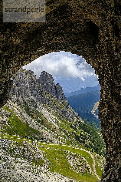 Ausblick aus dem Felsentunnel  Freilichtmuseum Erster Weltkrieg  Tunnelweg  Sentiero di Galleria  Lagazuoi  Passo Falzarego  Falzares  Belluno  Dolomiten  Veneto  Italien  Europa