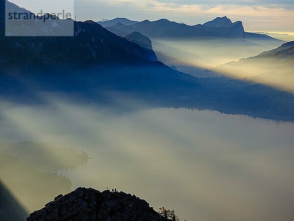 Ausblick auf Attersee und Mondsee im Dunst  unten Bergsteiger auf dem Kleinen Schoberstein  hinten die Drachenwand  Salzkammergut  Oberösterreich  Österreich  Europa