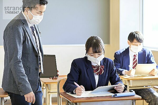 Japanische Schüler haben Unterricht im Klassenzimmer