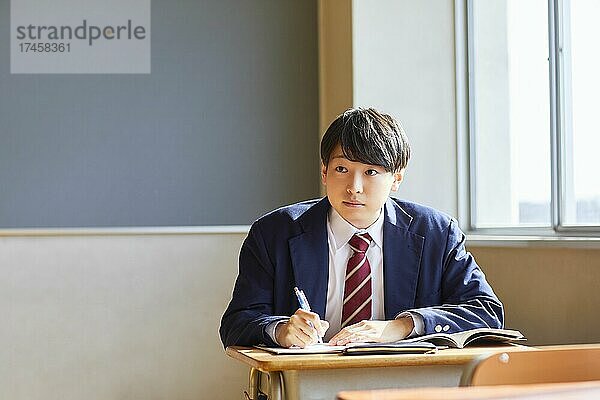 Japanischer Schüler im Klassenzimmer
