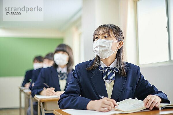 Japanische Schüler im Klassenzimmer