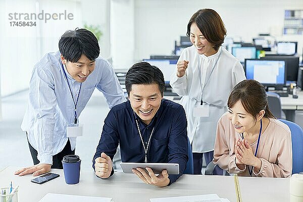 Japanische Geschäftsleute im Büro