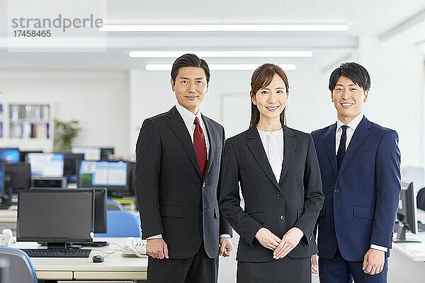 Japanische Geschäftsleute im Büro