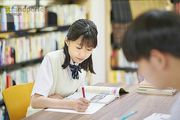 Japanische Schüler in der Bibliothek