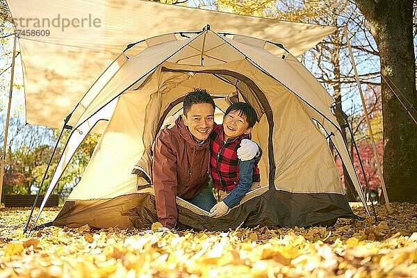 Japanische Familie auf dem Campingplatz