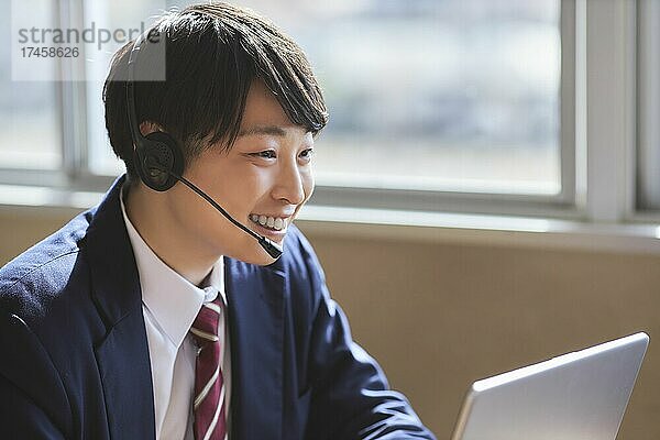 Japanischer Schüler im Klassenzimmer