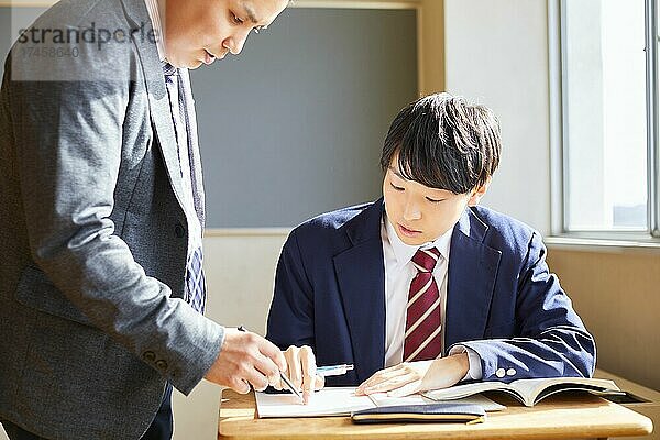 Japanische Schüler haben Unterricht im Klassenzimmer