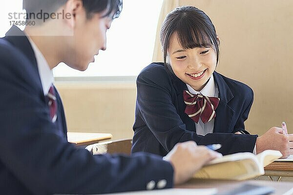 Japanische Schüler im Klassenzimmer