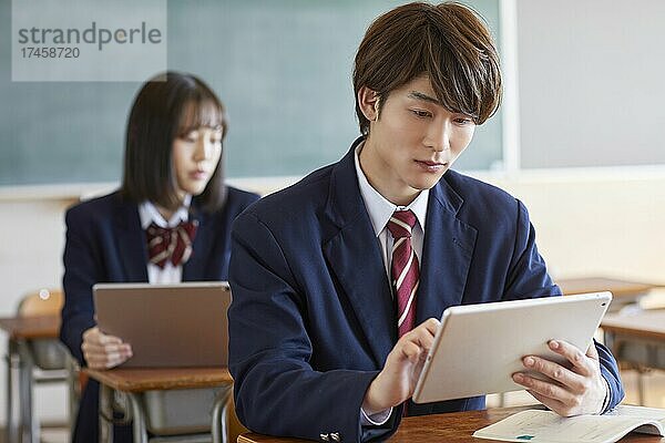 Japanische Schüler im Klassenzimmer