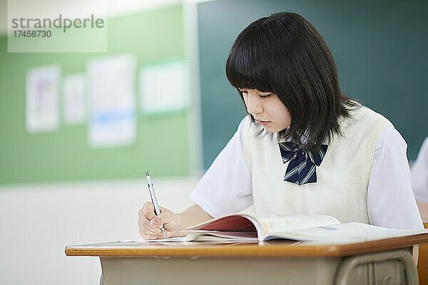 Japanischer Schüler im Klassenzimmer