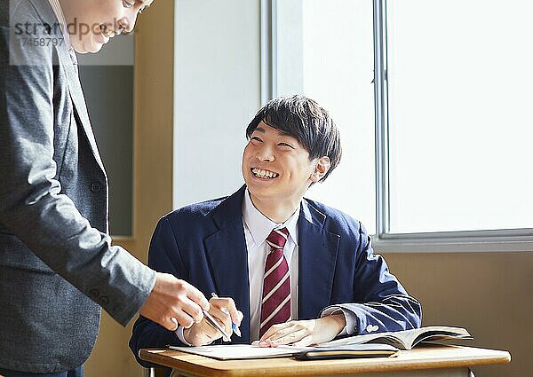 Japanische Schüler haben Unterricht im Klassenzimmer