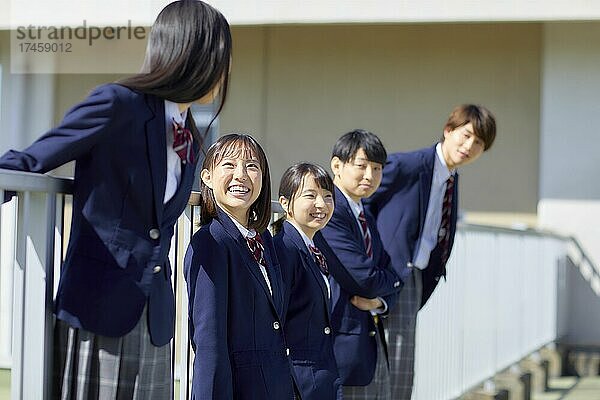 Japanische Schüler draußen