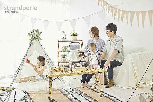 Japanische Familie campt zu Hause