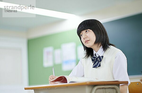 Japanischer Schüler im Klassenzimmer
