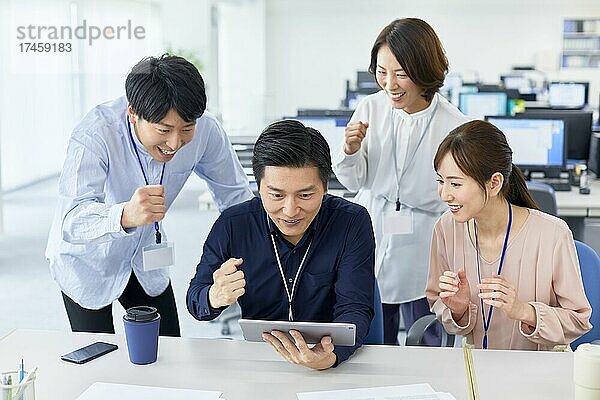 Japanische Geschäftsleute im Büro