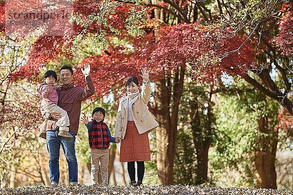 Japanische Familie auf dem Campingplatz