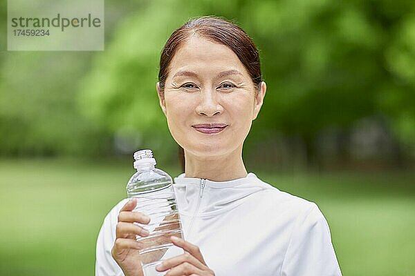 Japanische Seniorin in einem Stadtpark