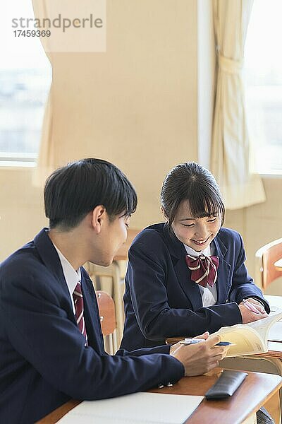 Japanische Schüler im Klassenzimmer