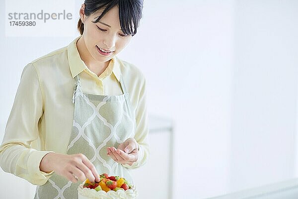 Japanerin backt Kuchen in der Küche