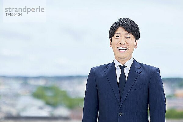 Japanisches Geschäftsmannporträt im Freien