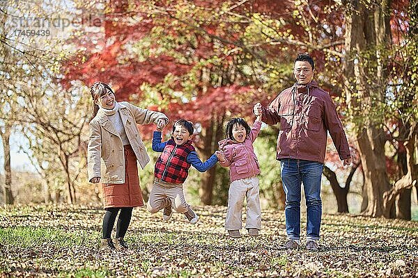 Japanische Familie auf dem Campingplatz