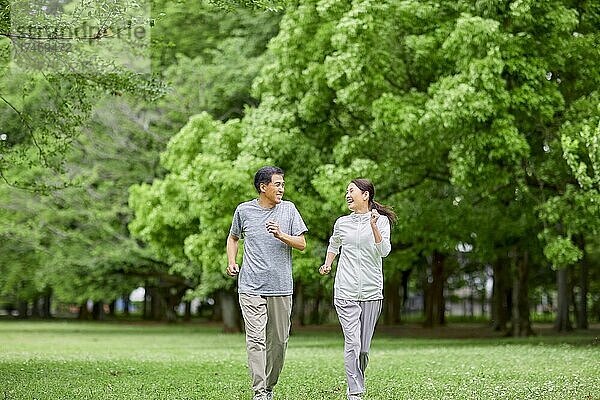 Japanisches Seniorenpaar trainiert in einem Stadtpark