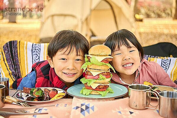 Japanische Familie auf dem Campingplatz