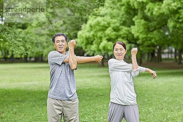 Japanisches Seniorenpaar trainiert in einem Stadtpark