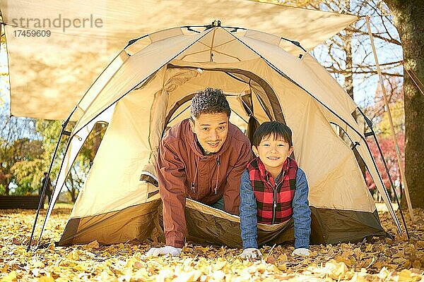 Japanische Familie auf dem Campingplatz