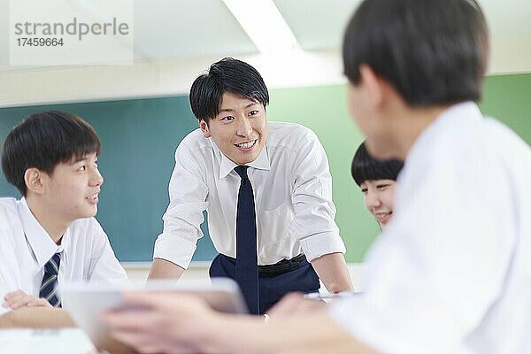 Japanische Schüler im Klassenzimmer