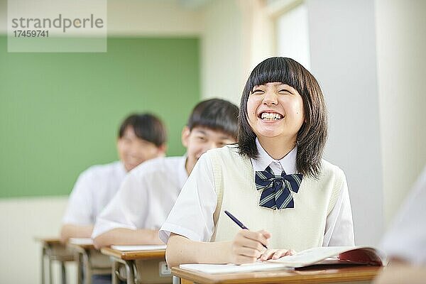 Japanische Schüler im Klassenzimmer