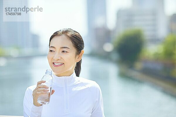 Japanerin trainiert in der Innenstadt von Tokio