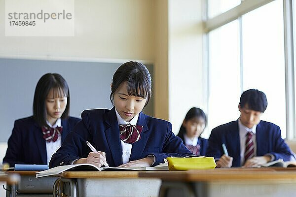 Japanische Schüler im Klassenzimmer