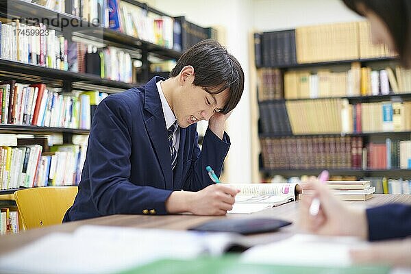 Japanischer Schüler in der Bibliothek