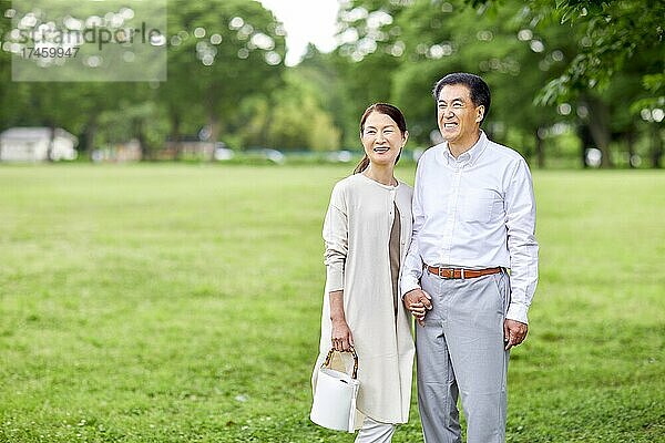 Japanisches älteres Paar in einem Stadtpark