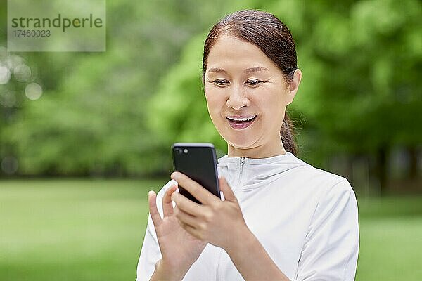 Japanische Seniorin in einem Stadtpark