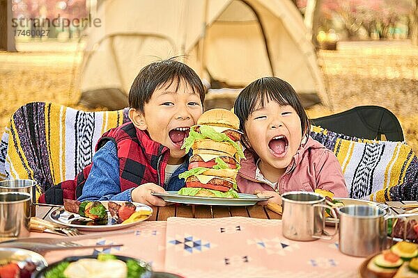 Japanische Familie auf dem Campingplatz