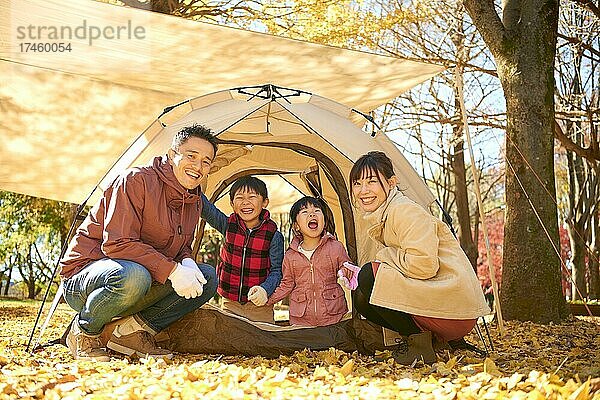 Japanische Familie auf dem Campingplatz