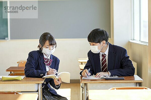 Japanische Schüler im Klassenzimmer