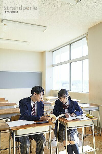 Japanische Schüler im Klassenzimmer